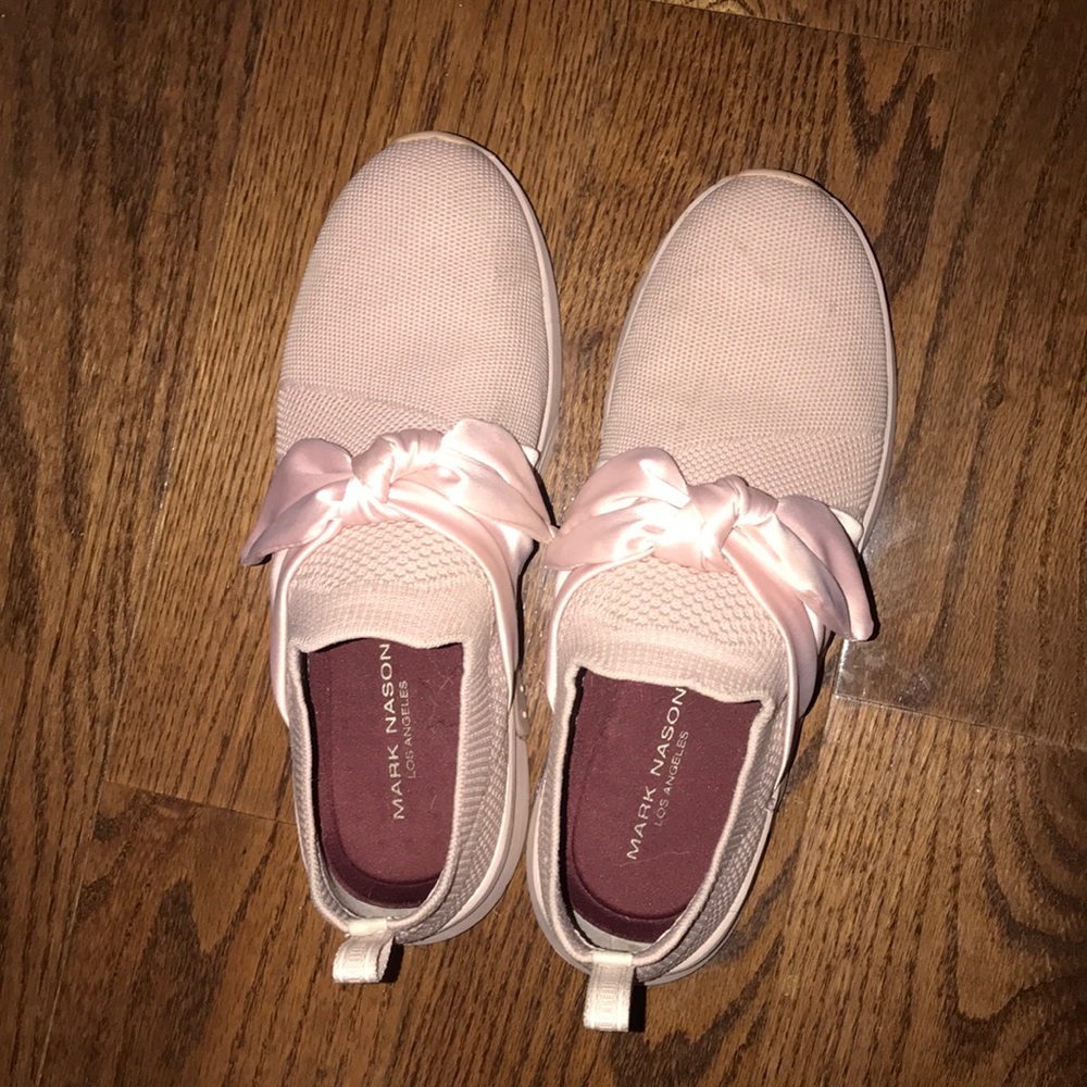 Pink Skechers sneakers super cute